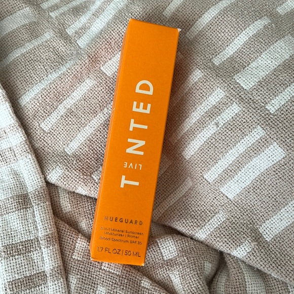 Live Tinted Huegard 3-in-1 Mineral Sunscreen/Moisturizer/Primer SPF 30 - Picture 2 of 3
